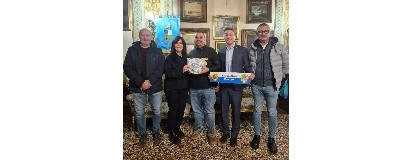 Il sindaco ha ricevuto il viaggiatore rodigino Dario Vigo dopo la sua ultima impresa: Rovigo-Dakar in vespa